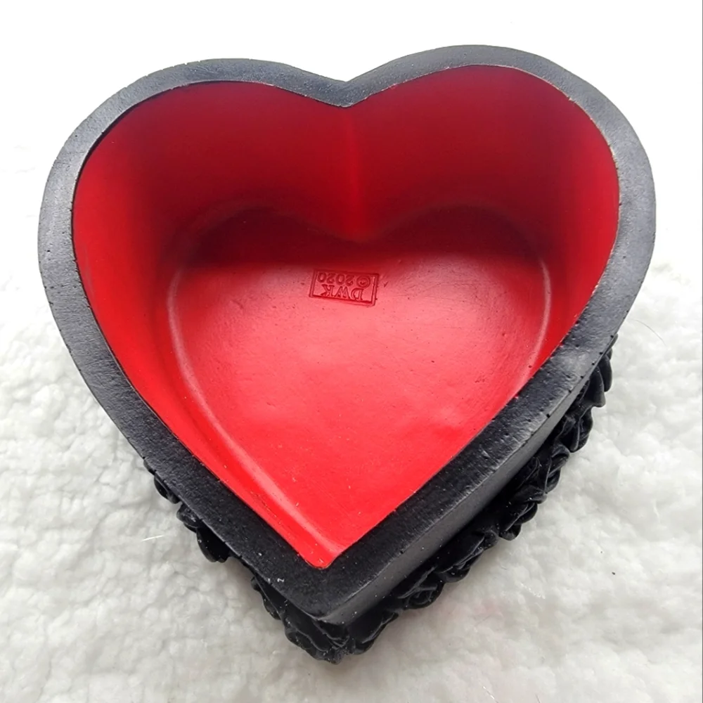 Skull & Roses Resin Trinket Box! - Picture 2 of 9